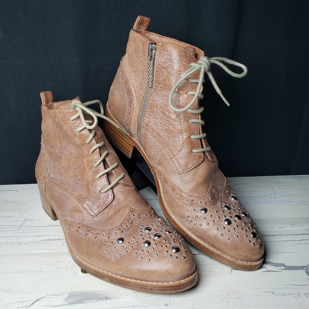 Donald J Pliner 'Nickki' Ankle Boots in Taupe - Women's size 7.5